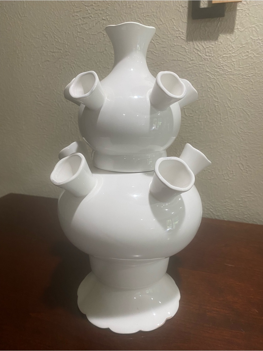 Cokas Diko, White Ceramic Tulip Vase on Elevated Base